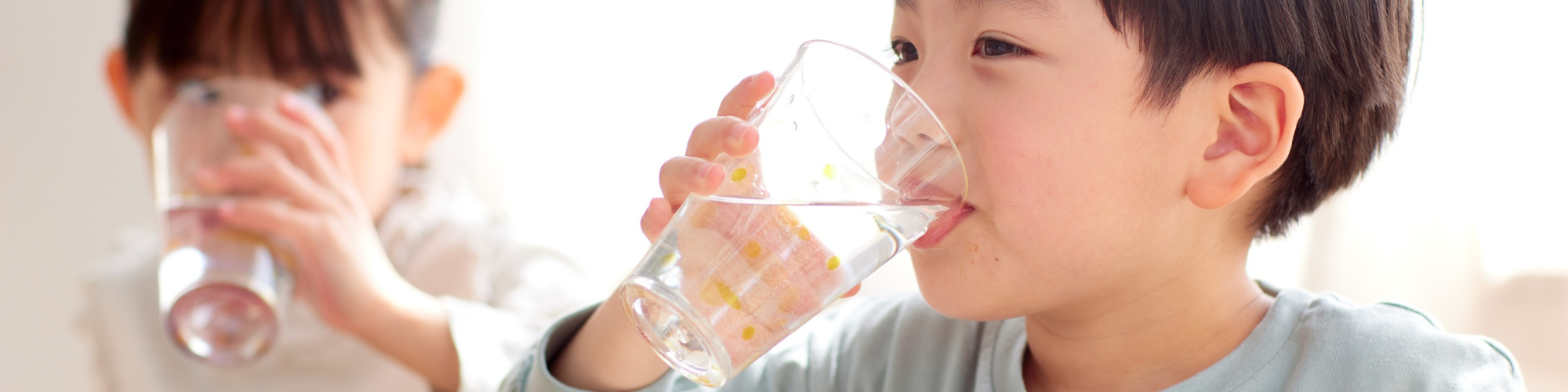 Children drinking water 